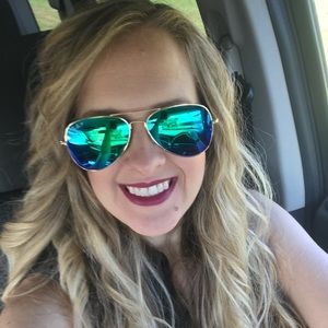 Meet your Posher, Lorie